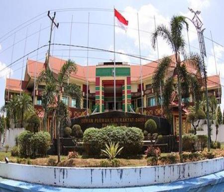 Suasana Kantor DPRD Riau beberapa waktu lalu, pendapatan perbulan anggota DPRD Riau sebulannya mencapai Rp59,2  juta lebih, didominasi tunjangan.  (Foto: Tribun Pekanbaru)